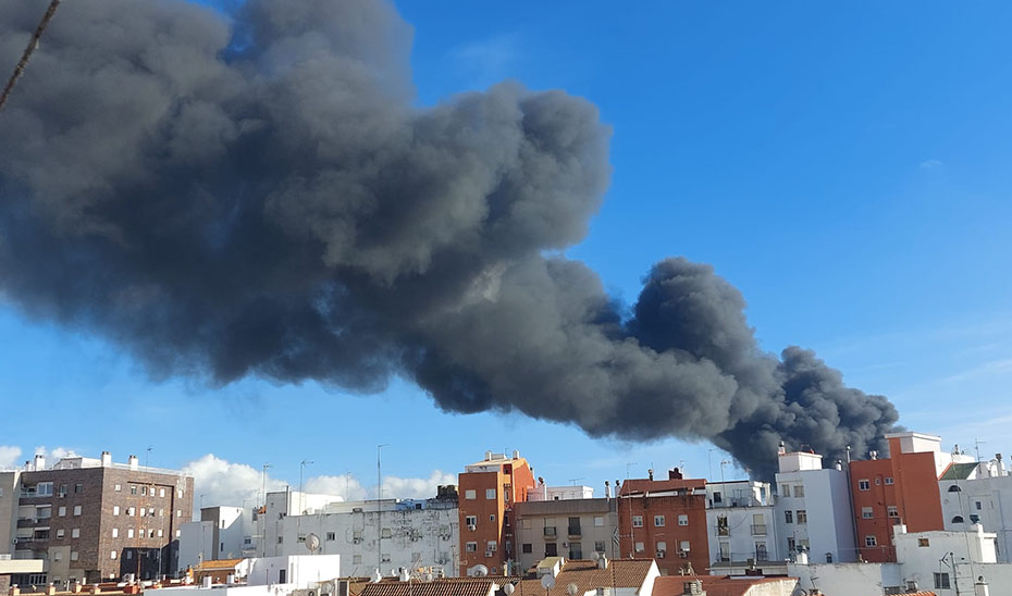 Imagen del artículo Tres dotaciones de Bomberos trabajan en la extinción del incendio de una nave en Huelva